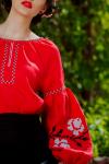 Шикарна жіноча блуза червоного відтінку з вишитими білими трояндами  Модель: Ж24-261 фото 3