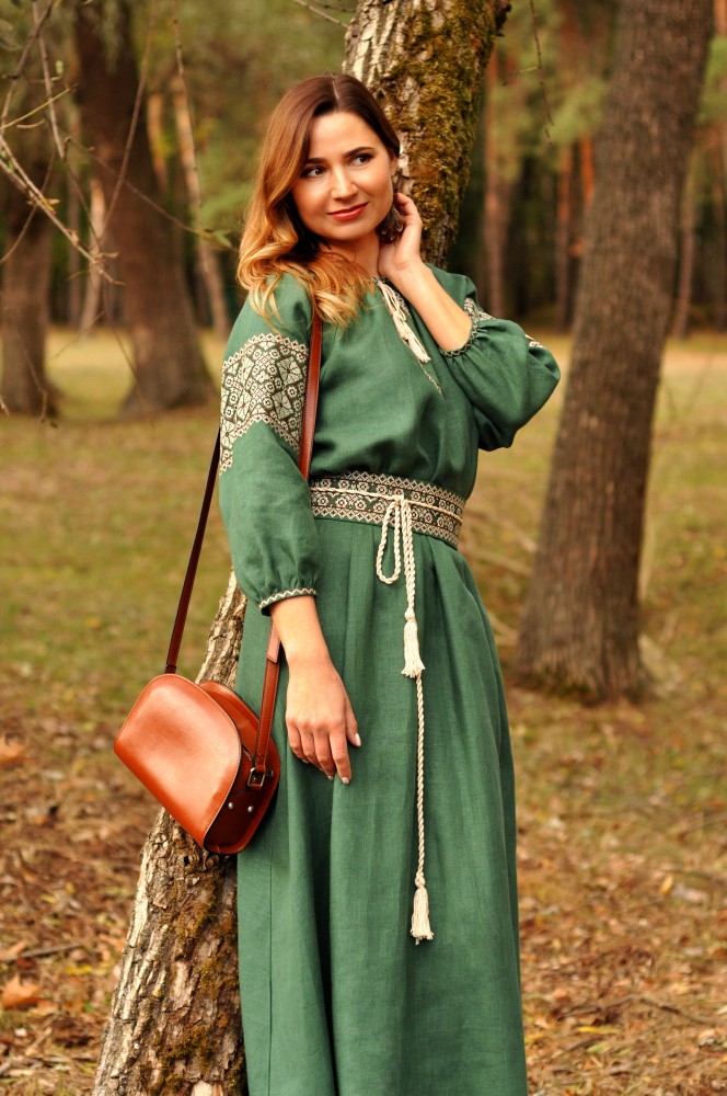 Неймовірно жіночна довга сукня зеленого відтінку  Модель: П16/7-236