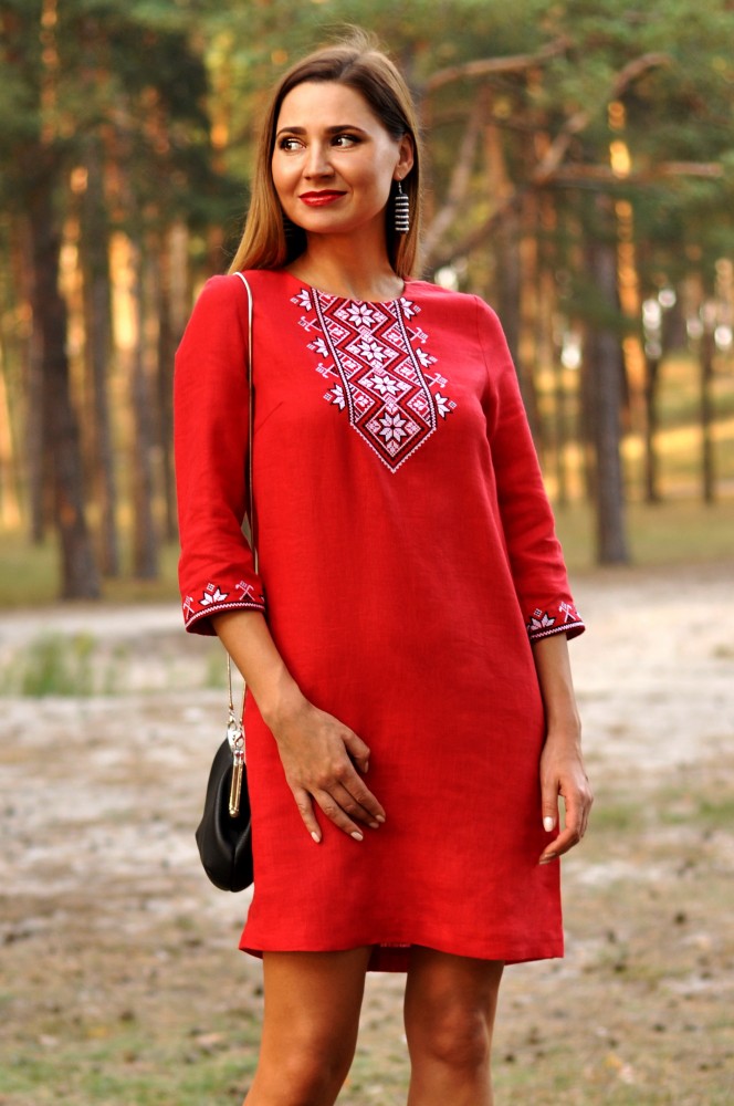 Вишита сукня червоного кольору    Модель: П07/12-261