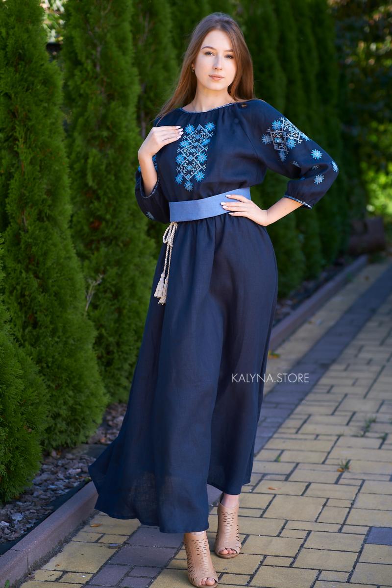 Довге синє плаття з геометричним орнаментом     Модель: П16/10-293