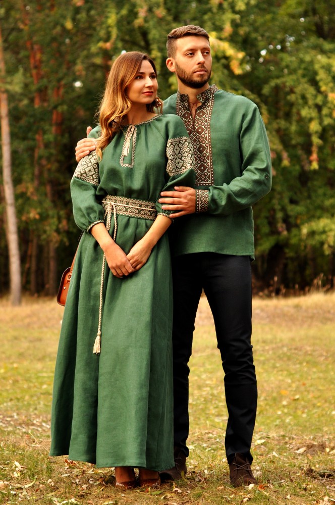 Вражаючий комплект - чоловіча вишиванка глибокого зеленого відтінку та жіноча вишита сукня в пол Модель: М07/1-236 и П16/7-236