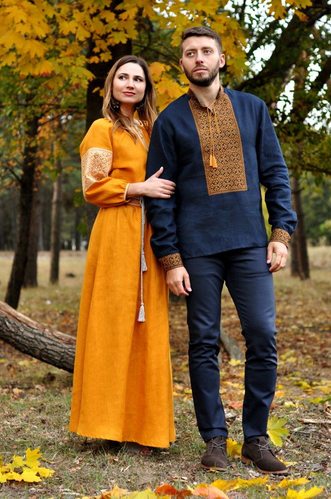 Елегантний комплект для пари - чоловіча сорочка з багатою вишивкою і жіноча довга сукня гірчично-жовтого кольору Модель: М08/1-299 и П16/8-251 фото 1