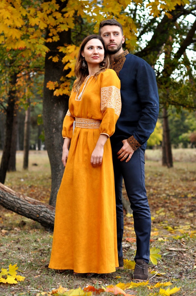 Елегантний комплект для пари - чоловіча сорочка з багатою вишивкою і жіноча довга сукня гірчично-жовтого кольору Модель: М08/1-299 и П16/8-251