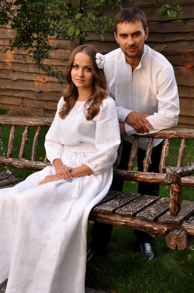 Весільні вишиванки для пари - чоловіча сорочка і жіноча сукня з вишивкою в техніці "білим по білому" Модель: М01/1-211 и П16/10-211