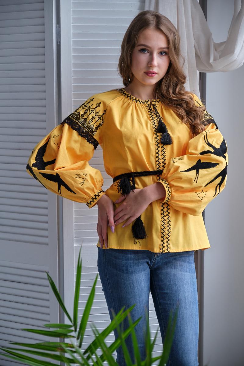 Жіноча вишиванка жовтого кольору "Ластівка "  (чорна вишивка ) від тм "Калина" фото 1