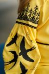 Яскрава вишиванка для дівчинки жовтого кольору  "Ластівка" (чорна вишивка) від тм "Калина" фото 3