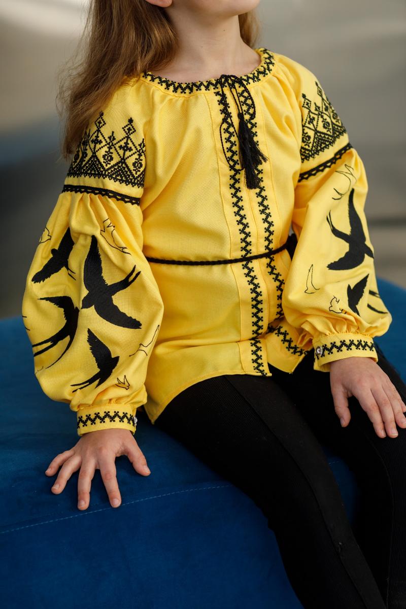 Яскрава вишиванка для дівчинки жовтого кольору  "Ластівка" (чорна вишивка) від тм "Калина" фото 1