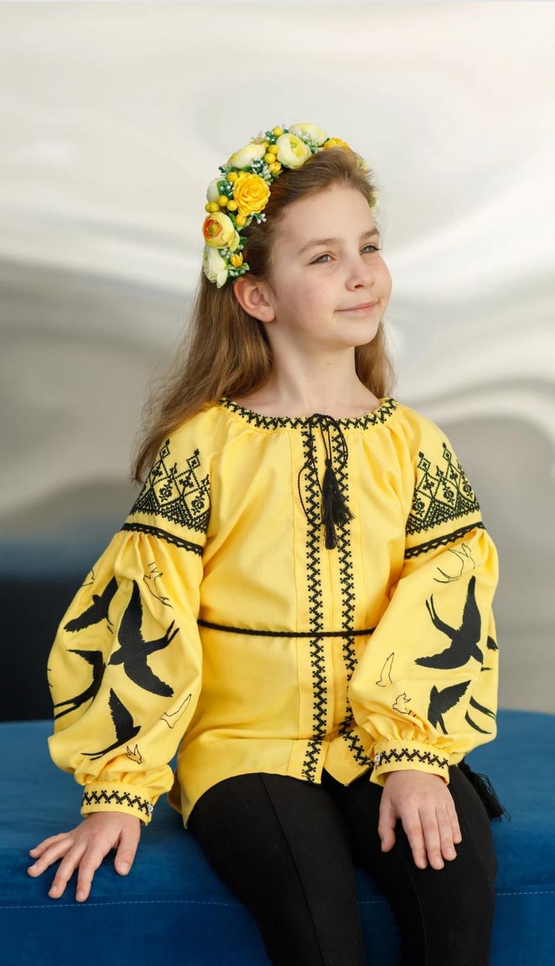 Яскрава вишиванка для дівчинки жовтого кольору  "Ластівка" (чорна вишивка) від тм "Калина"