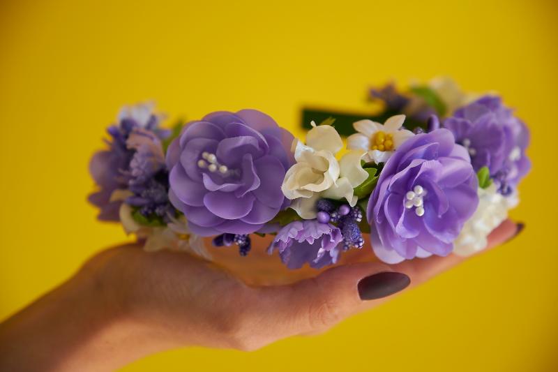 Віночок з фіолетовими квітами