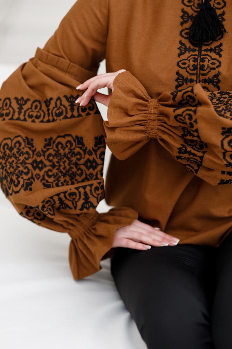Стильна жіноча вишиванка шоколадного кольору з чорною вишивкою  фото 1