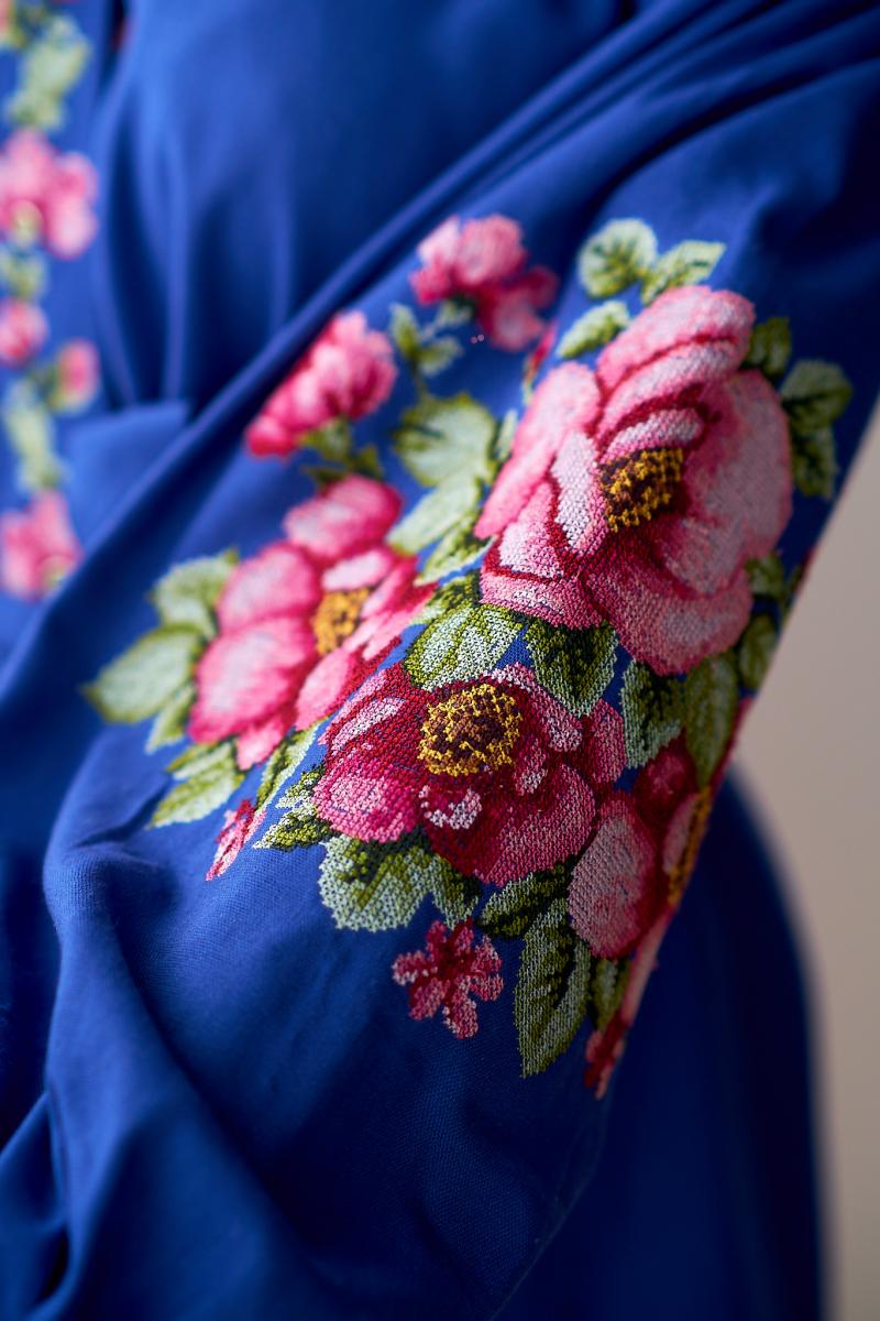 Яскрава жіноча сукня синього кольору "Рожеві квіти" фото 3