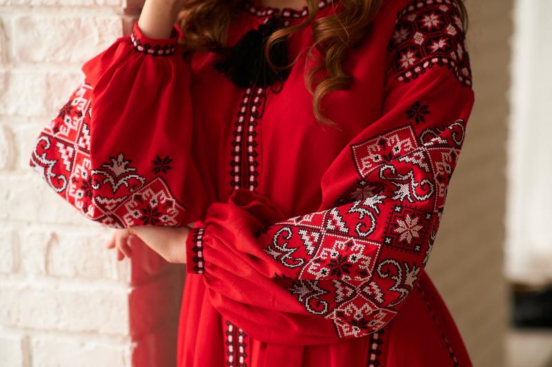 Яскрава жіноча сукня червоного кольору фото 4