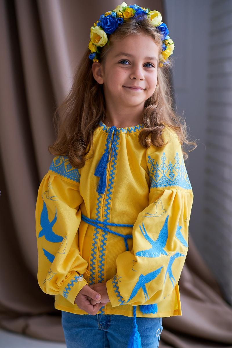 Вишиванка для дівчинки жовтого кольору з натуральної тканини "Ластівка блакитна"