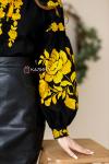 Чорна жіноча вишиванка з яскравою вишивкою "Жовті троянди" фото 5