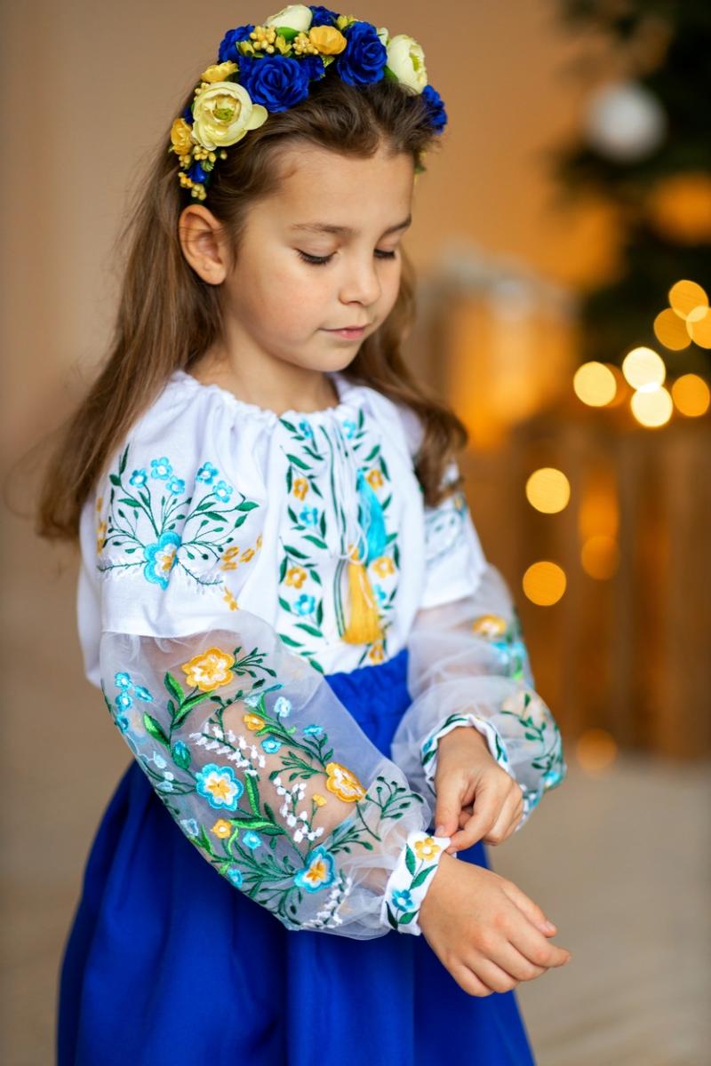 Вишиванка для дівчинки з невагомими рукавами "Квітковий сад" (синьо жовта вишивка)