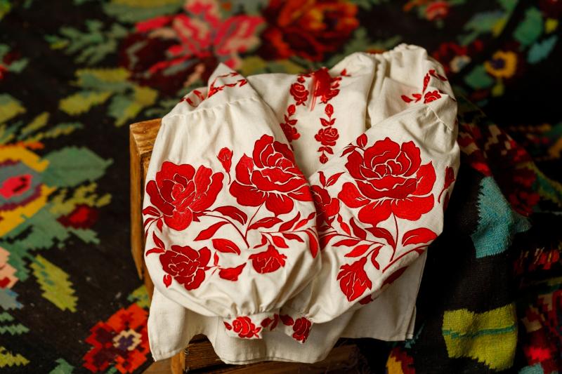 Жіноча лляна вишиванка "Червоні троянди " фото 3