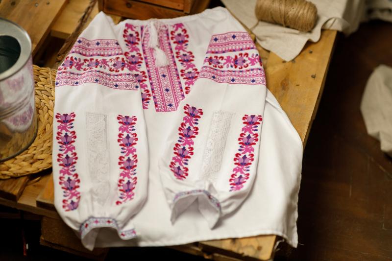 Жіноча вишиванка з натуральної тканини  "Мережка рожева" фото 3