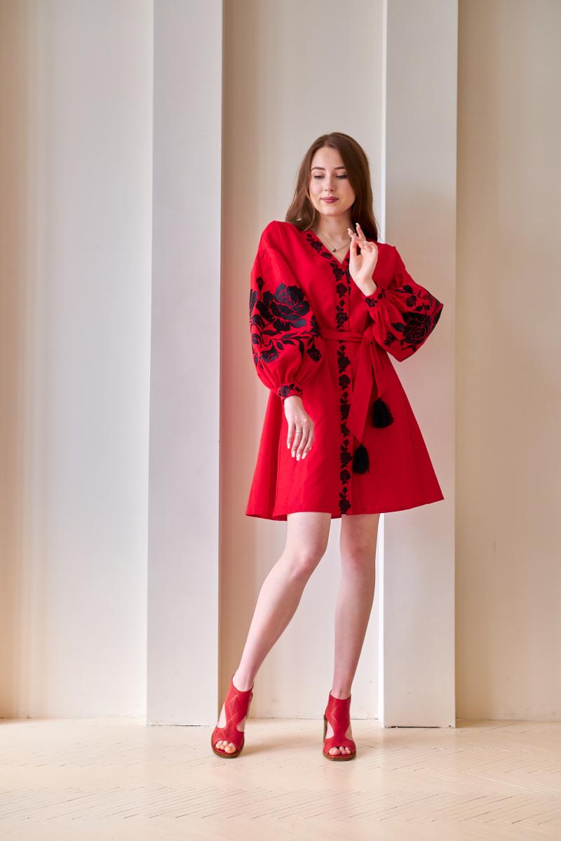 Коротка жіноча вишита сукня червоного кольору фото 2