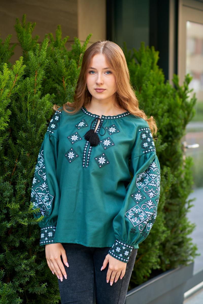 Стильна жіноча вишиванка зеленого  кольору "Сузір'я" фото 1