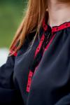 Жіноча вишиванка чорного кольору з червоною вишивкою "Мотив" фото 1