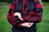 Жіноча вишиванка чорного кольору з червоною вишивкою "Мотив" фото 3