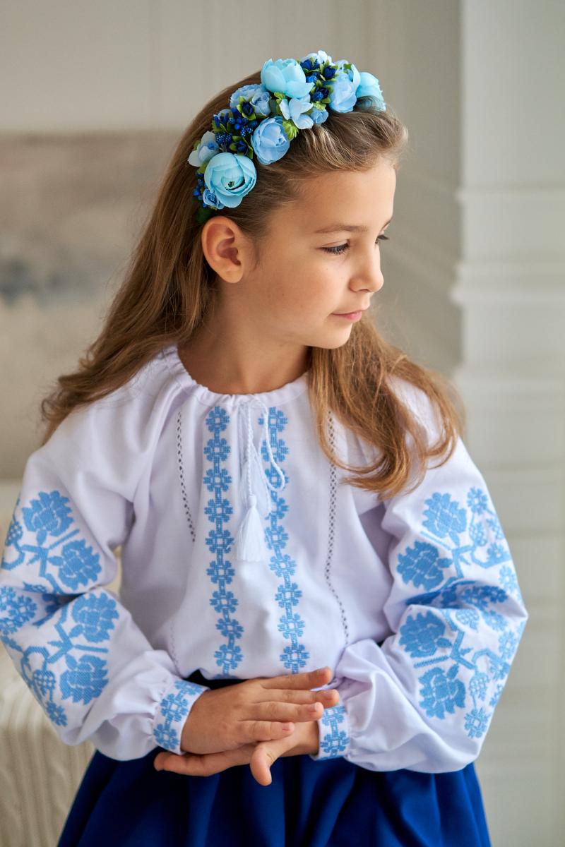 Ніжна вишиванка для дівчинки "Козачка" (блакитна вишивка)