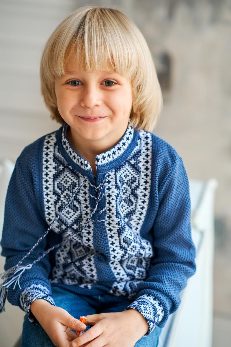 В'язана вишиванка для хлопчика (колір під джинс) фото 3