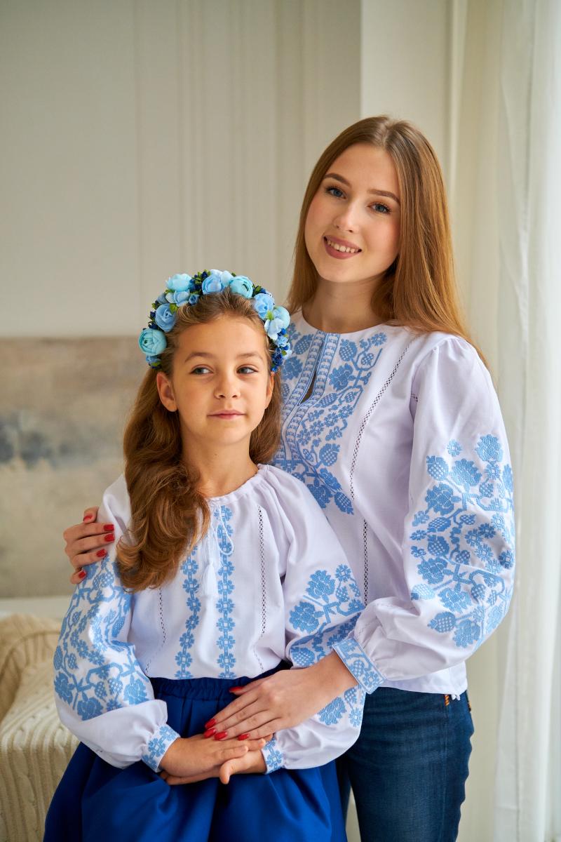 Парний вишитий комплект з натуральної тканини для мами та доні "Козацький" блакитна вишивка