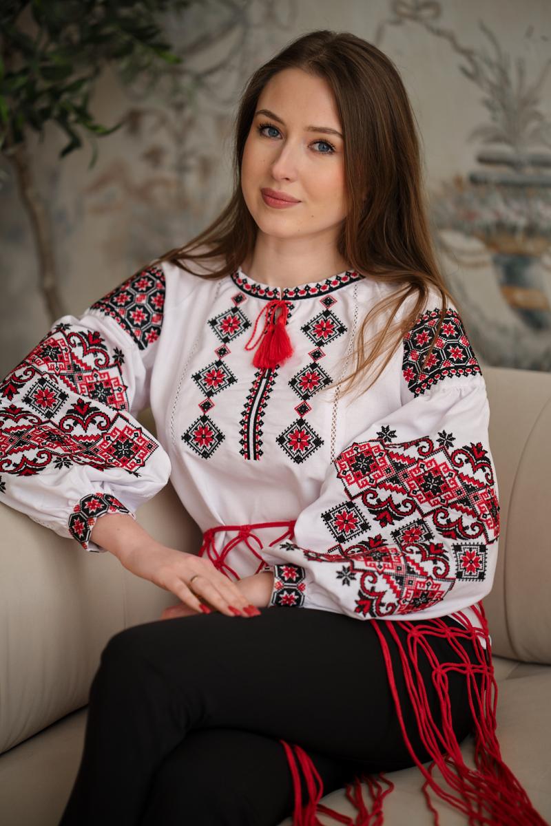 Жіноча вишиванка з домотканого полотна "Класика" червоно-чорна