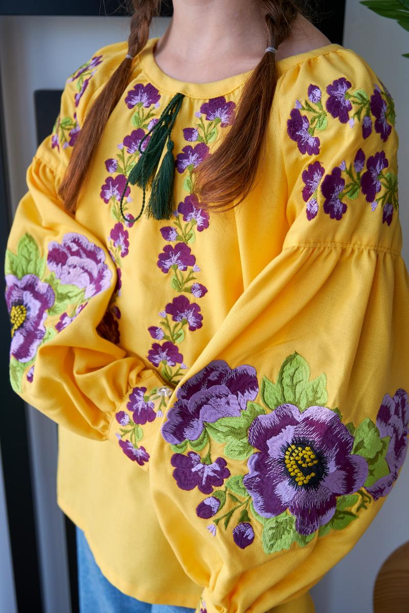 Яскрава вишиванка для дівчинки  жовтого кольору "Квіти фіолетові" фото 2
