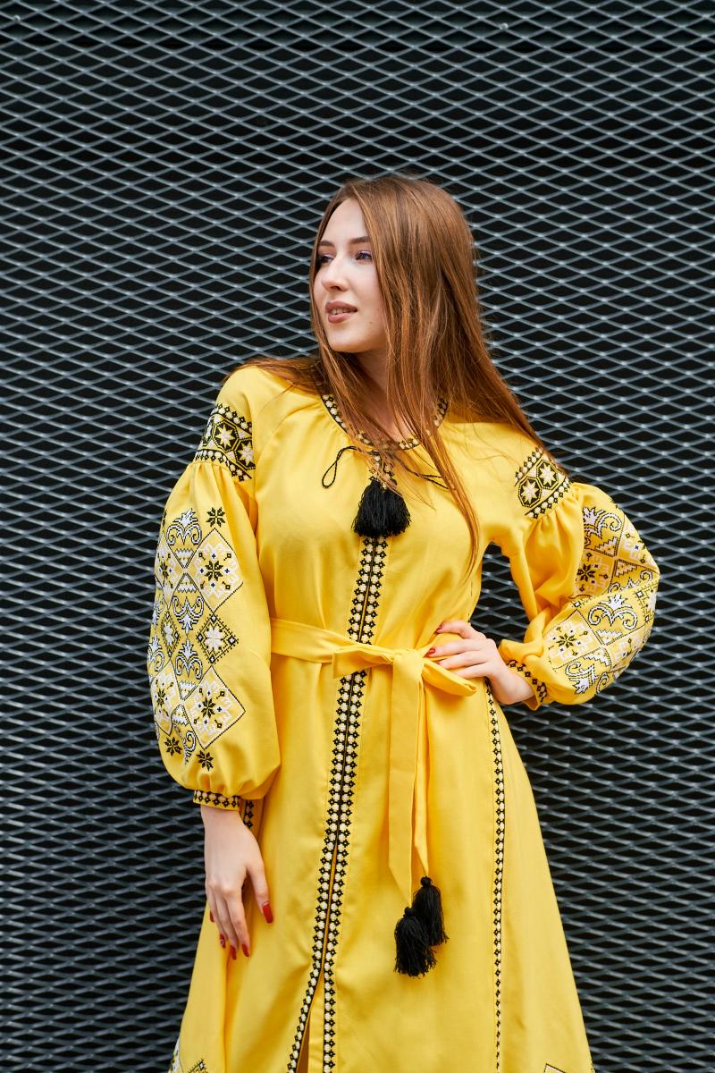Яскрава жіноча сукня з натуральної тканини жовтого кольору