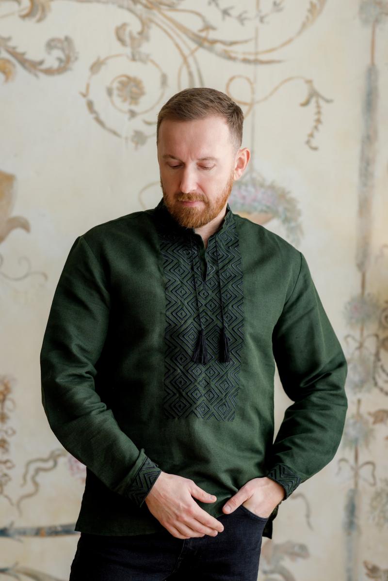 Стильна чоловіча вишиванка зеленого кольору з чорною вишивкою ( льон )  фото 1