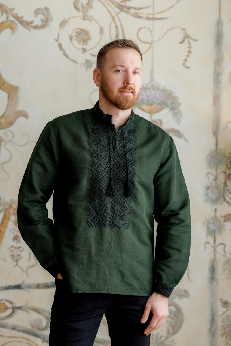 Стильна чоловіча вишиванка зеленого кольору з чорною вишивкою ( льон ) 