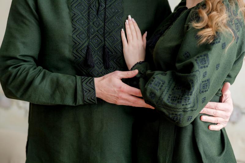 Стильна чоловіча вишиванка зеленого кольору з чорною вишивкою ( льон )  фото 4