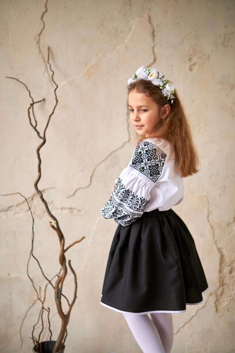 Неймовірна вишиванка для дівчинки "Сокальська" з чорною вишивкою від ТМ"КАЛИНА" фото 1