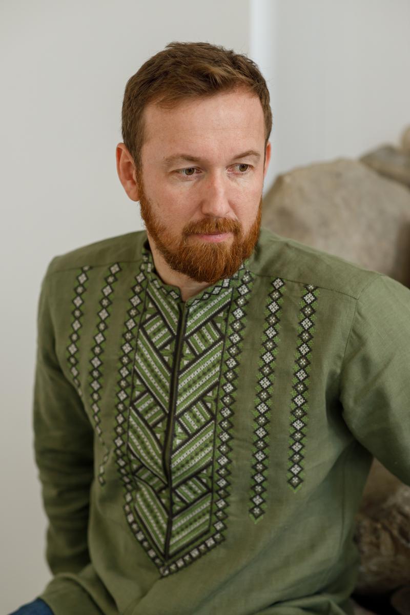 Лляна чоловіча вишиванка зеленого кольору "Гори"  фото 1