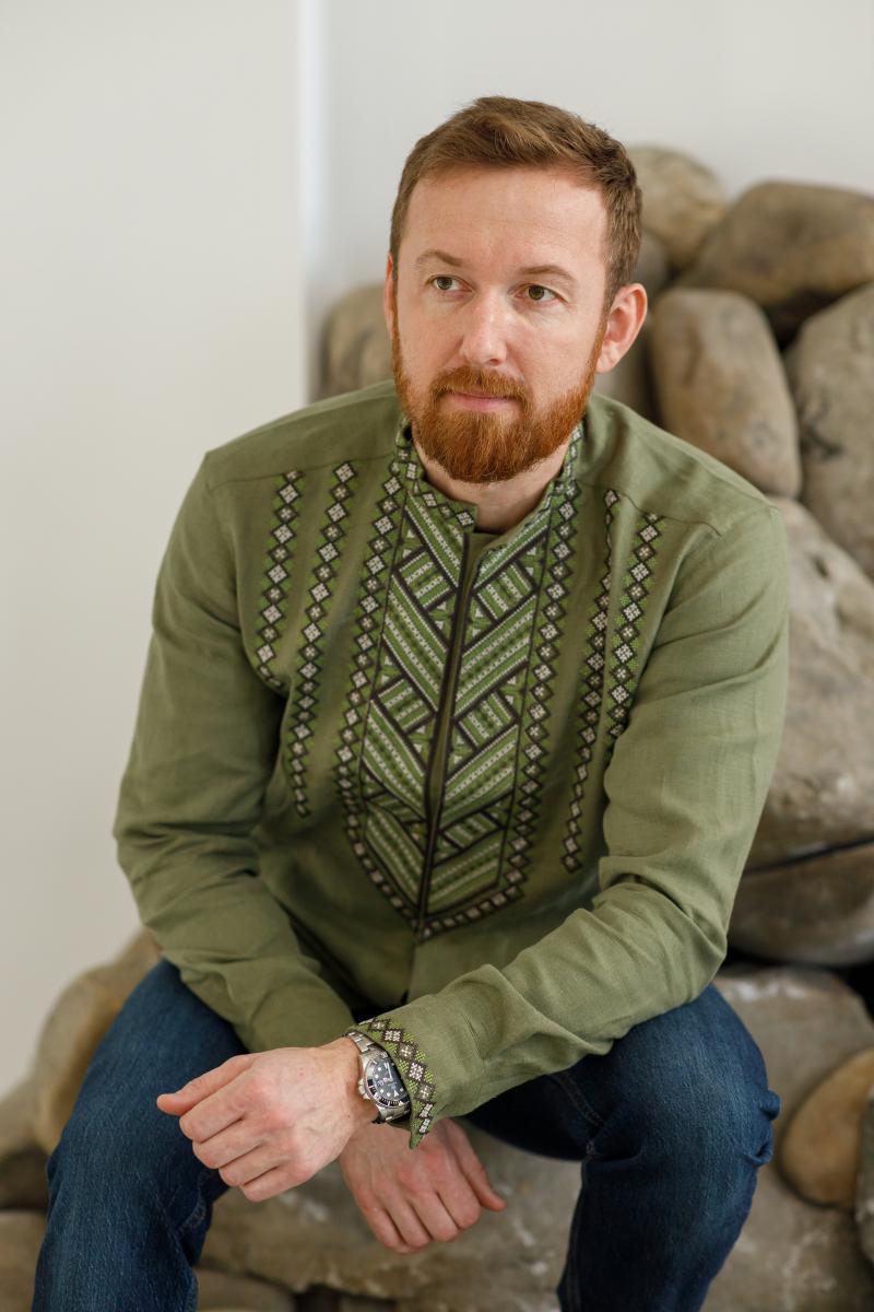 Лляна чоловіча вишиванка зеленого кольору "Гори" 