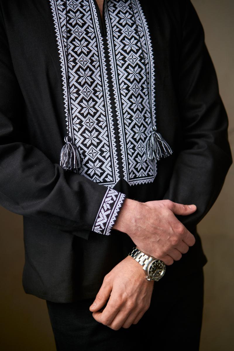 Чоловіча вишиванка з натуральної тканини "Традиція" чорного кольору фото 1