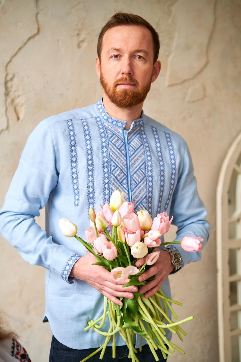 Лляна чоловіча вишиванка блакитного кольору "Гори"