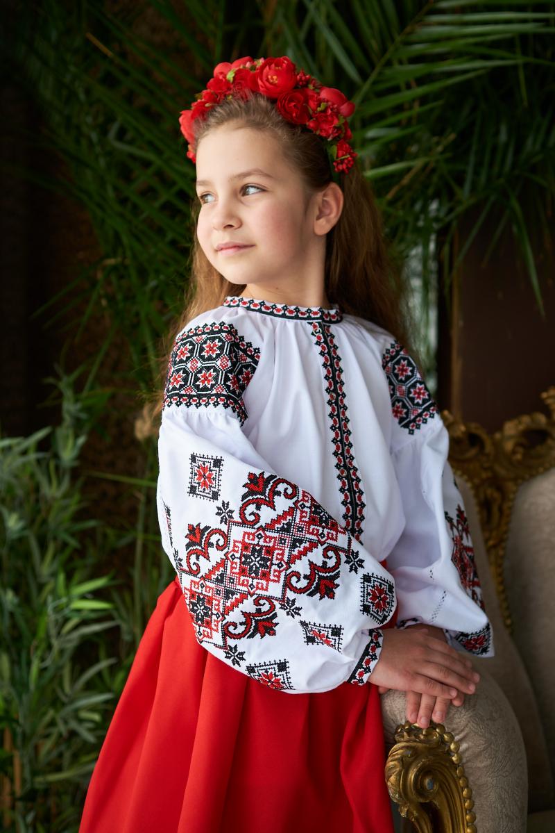 Стильна вишиванка для дівчинки з червоно-чорною вишивкою "Класика" від ТМ "Калина"