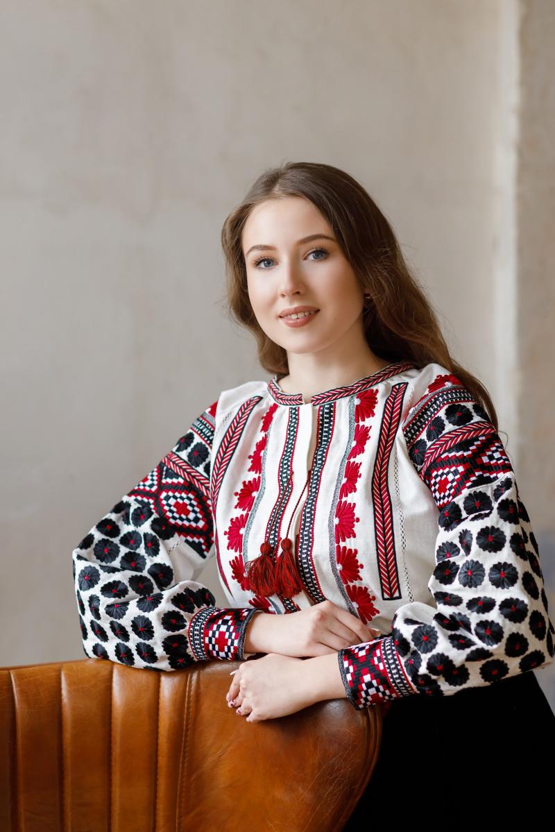 Жіноча вишиванка з натуральної танини "Розквіт" червоно - чорна вишивка фото 1
