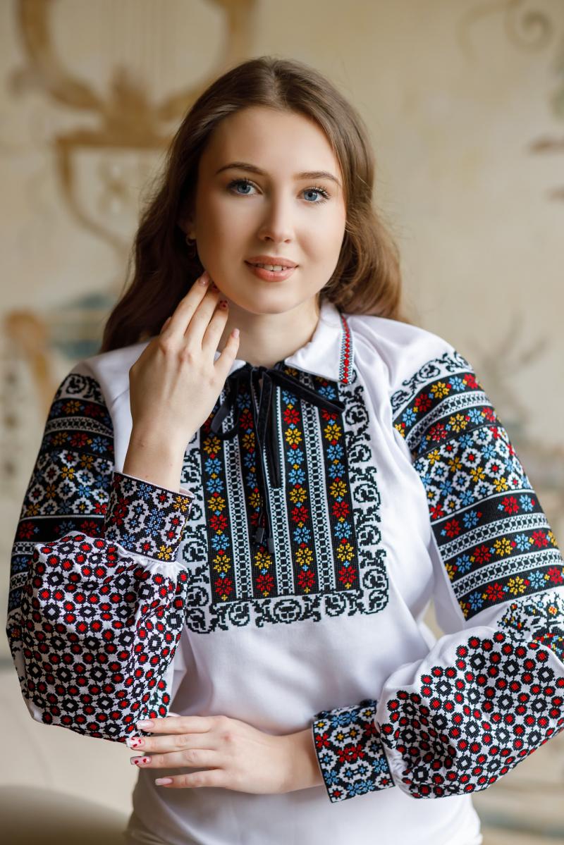 Вишукана жіноча вишиванка з комірцем "Квітуча спадщина" від ТМ КАЛИНА