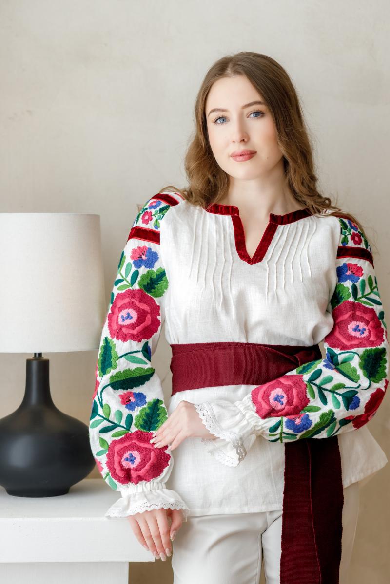 Стильна жіноча вишиванка з італійського льону 