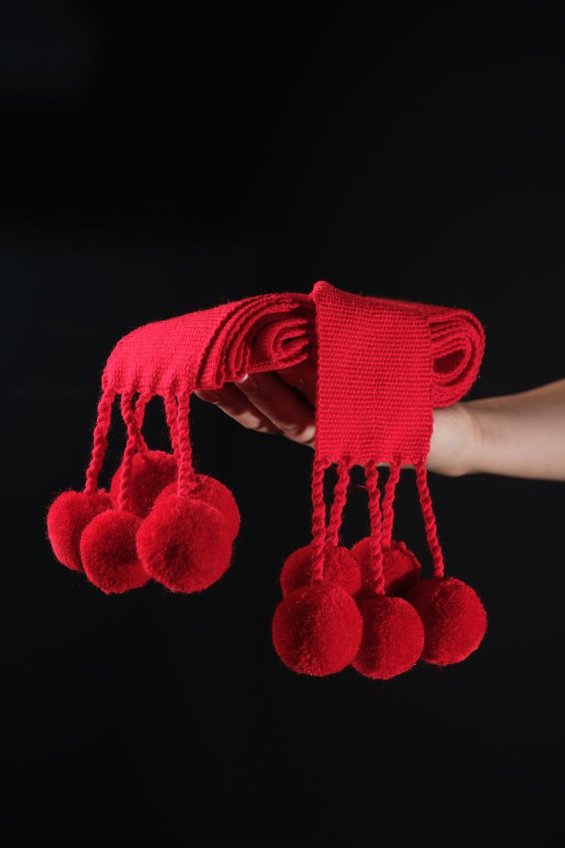 Крайка жіноча велика 3 метри з помпонами, колір червоний