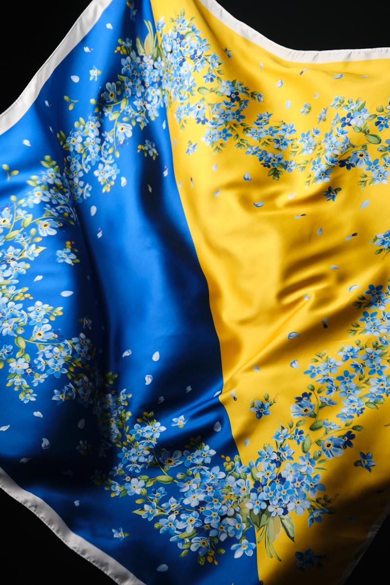 Хустина патріотична "Два кольори" з квітами