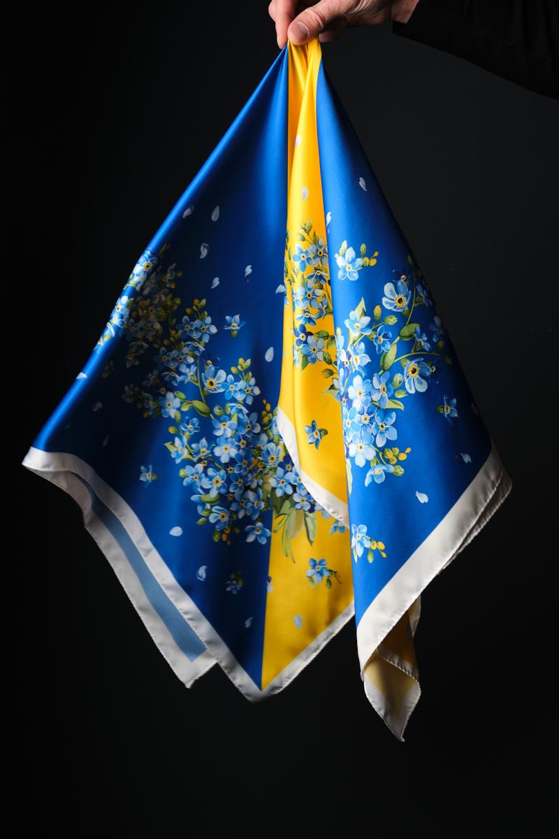 Хустина патріотична "Два кольори" з квітами фото 1