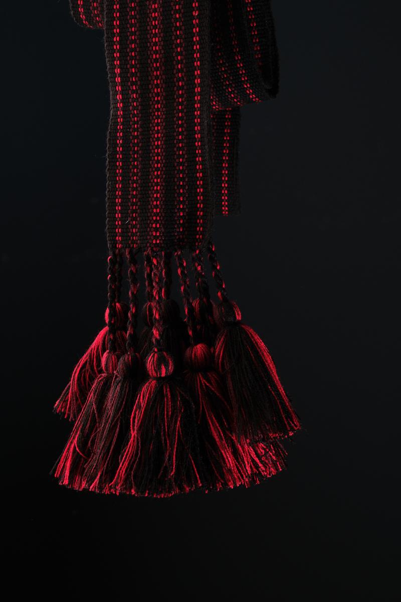 Крайка жіноча велика 3 метри з китичками, колір червоно-чорний