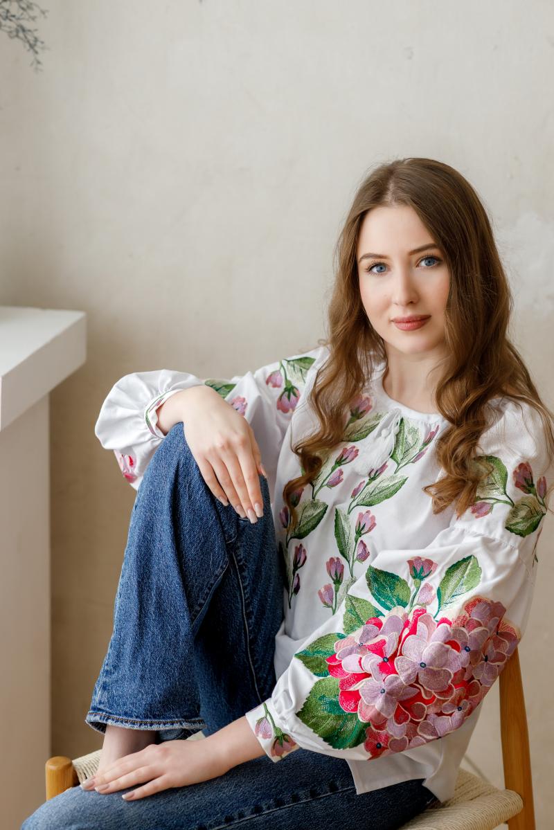 Вишиванка жіноча "Гортензія" з натуральної тканини з квітковим орнаментом від ТМ КАЛИНА