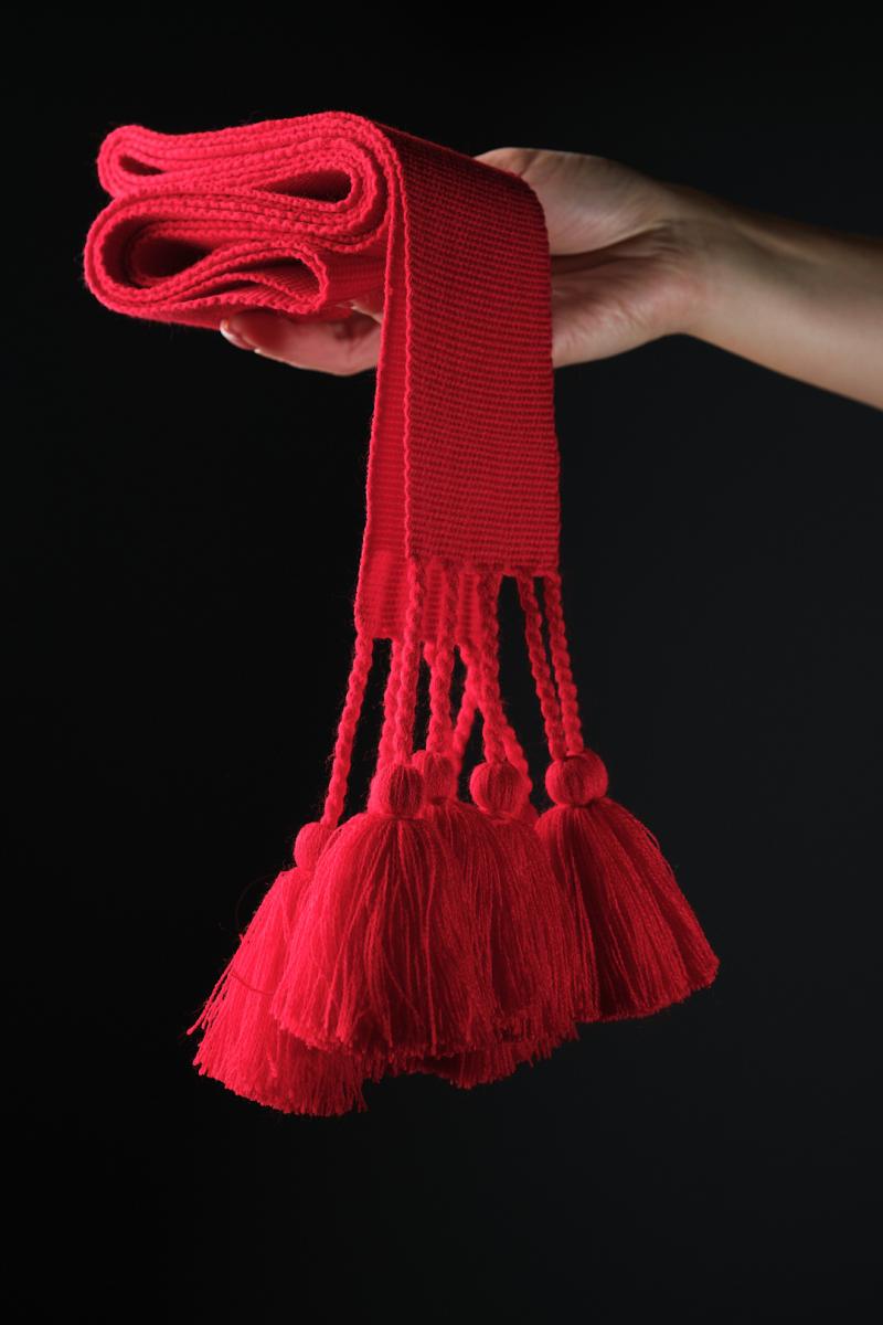 Жіноча крайка червоного кольору, велика (3 м) з китицями