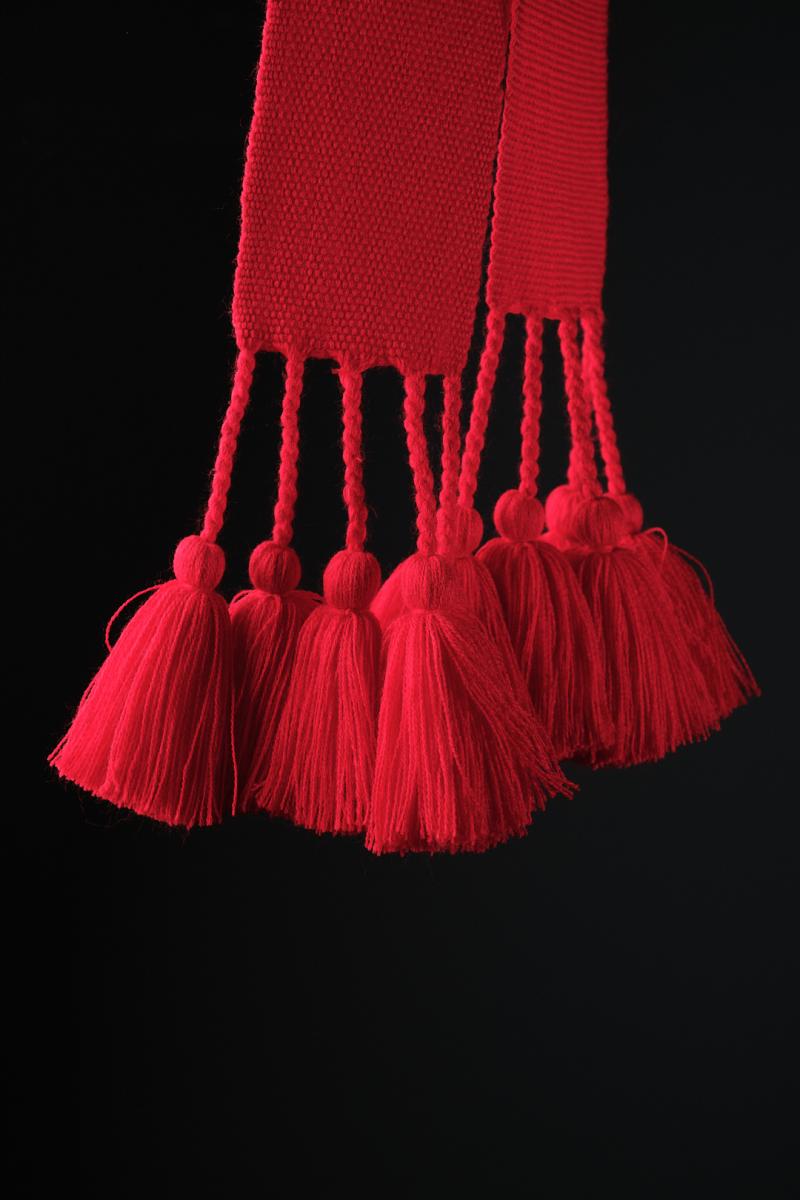 Жіноча крайка червоного кольору, велика (3 м) з китицями фото 2